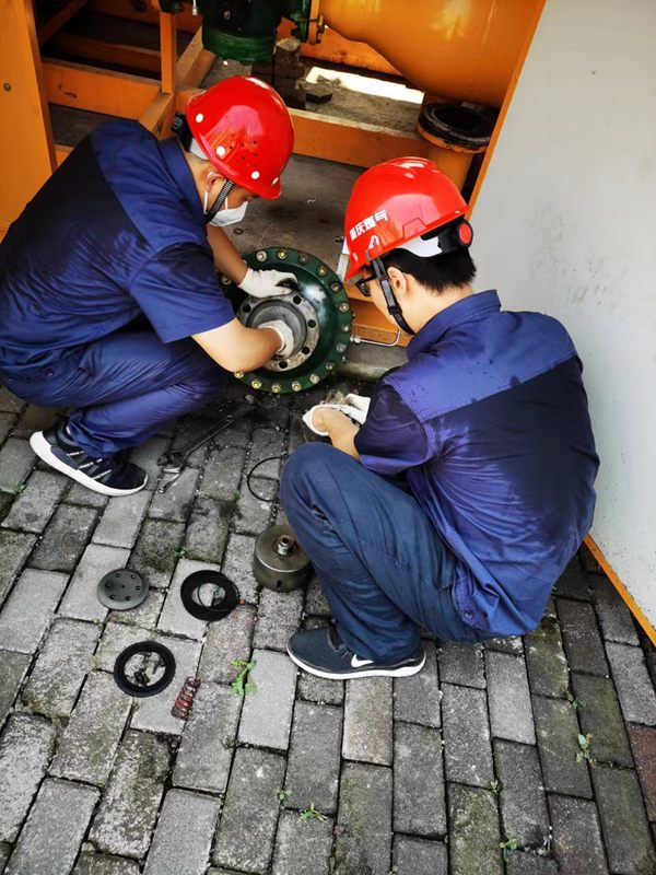 重慶燃氣集團工作人員對燃氣設施設備進行維護保養。重慶燃氣集團供圖