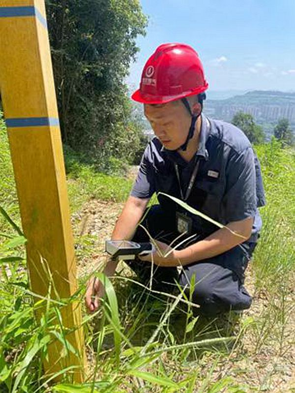 重慶燃氣集團工作人員烈日下巡檢。重慶燃氣集團供圖