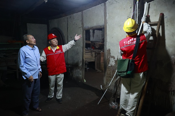 “紅岩電小哥”為用電困難群眾提供幫助。（資料圖）受訪單位供圖