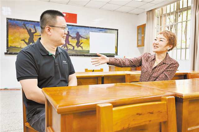 9月9日，八中沙坪坝校区，严晗（左）和刘军桦（右）探讨教学问题，回忆往事。记者 张春晓 摄/视觉重庆