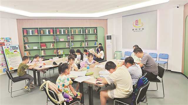 革新社区少年儿童在烽火少年驿站看书学习。（受访者供图）