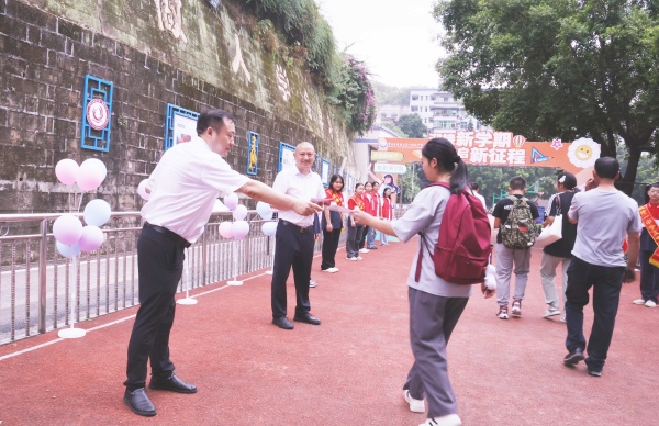 学校领导为新同学送上一中单程火车票。重庆市武隆区第一初级中学供图