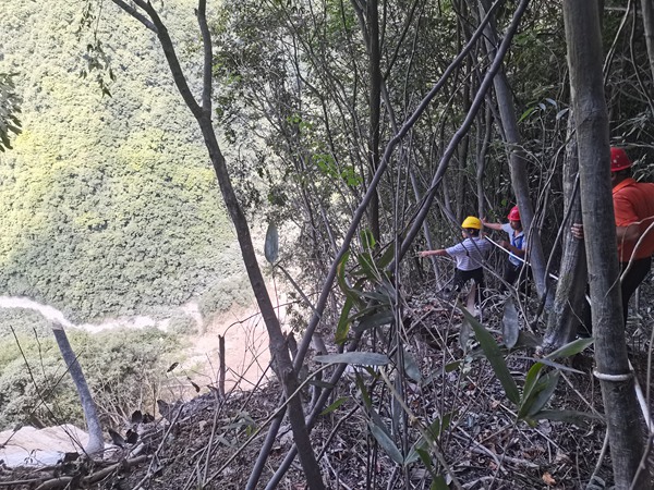 《山高坡陡都不能阻挡地质工程师的脚步》。8月16日，川东南地质大队地灾防治院总工程师、地质灾害防治“四重”网格化市级专家林义华（左一）在巫山县官阳镇山王庙危岩应急抢险排危现场，指导施工单位开展危岩清除工作。徐腾蛟摄