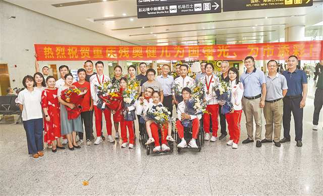 9月11日，江北國際機場T3航站樓，參加2024巴黎殘奧會的5名重慶運動員帶著4塊金牌回到重慶，在現場合影。記者 鄭宇 攝�視覺重慶