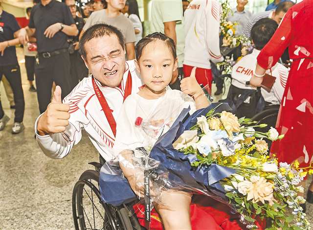 9月11日，江北國際機場T3航站樓，嚴治強與女兒合影。記者 鄭宇 攝�視覺重慶