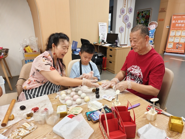 月饼制作现场。盘溪河社区供图