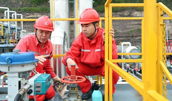 涪陵頁岩氣田採氣工巡查泰頁1HF井生產情況。涪陵頁岩氣公司供圖