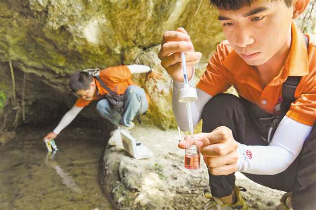 九月十二日，雲陽縣農壩鎮幸福村三組泉灣，地質工程師對剛發現的泉點進行檢測。