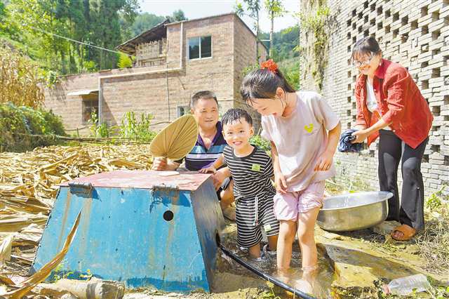 9月11日，奉節縣竹園鎮竹園社區，方選瓊（右一）一家在9號井旁用井水洗衣、納涼。本欄圖片由記者張錦輝攝/視覺重慶