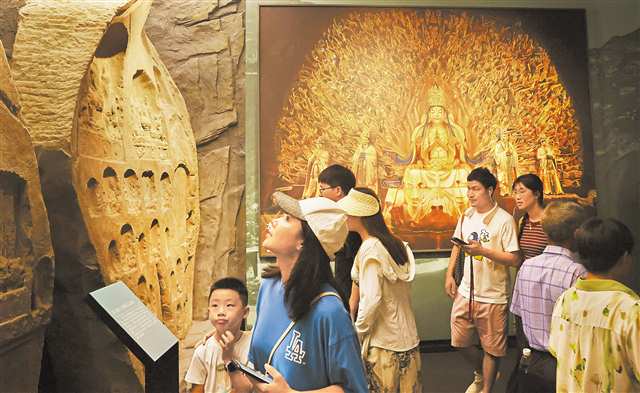 九月十六日，重慶中國三峽博物館，游客和市民在“壯麗三峽”大廳觀展游玩。特約攝影 鐘志兵\視覺重慶