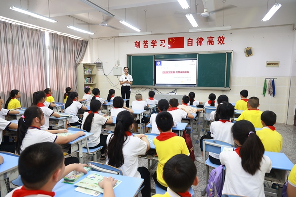 活动现场，科普员向同学们讲解地质灾害防治知识。曾英豪摄