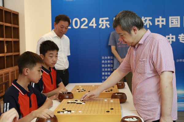 罗洗河与一中围棋队成员对弈。付军摄