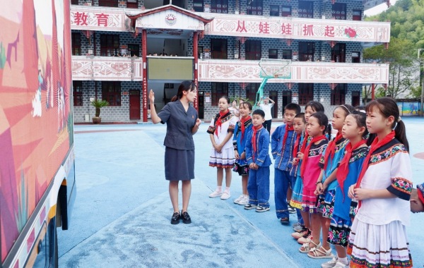 法院干警向学生介绍车载便民法庭相关功能。张诗林摄