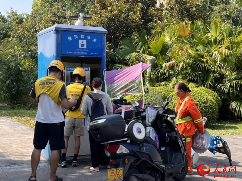 9月5日，正在“0011”號便民飲水點排隊接水的市民。周小平攝