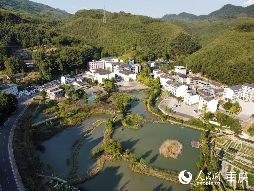 9月19日，鸟瞰竹山场镇尾水湿地公园。人民网记者 刘政宁摄