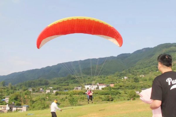 图三：柳荫镇东升村滑翔基地，游客体验滑翔乐趣。北碚区委宣传部供图