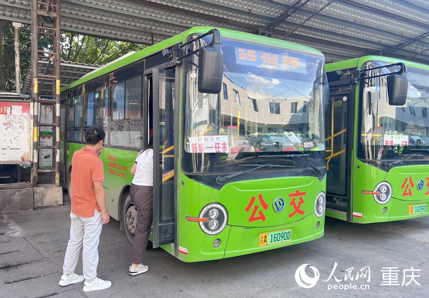 新盛鎮村民搭乘跨省公交車。人民網記者 胡虹攝