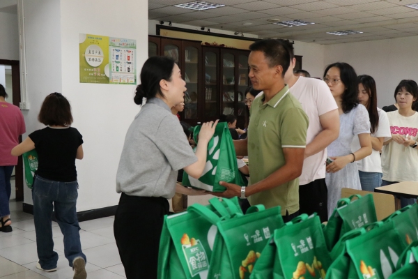肯德基相关工作人员来到石油路街道分发余量食物大礼包。胥世鹏摄