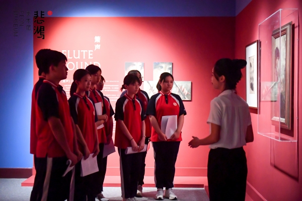 学生观众参观作品展。江北区委宣传部供图