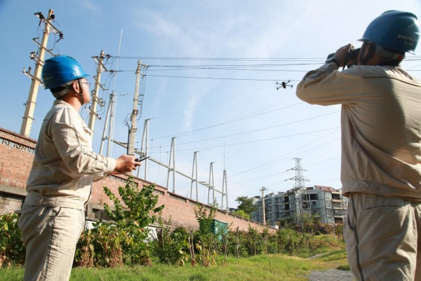 國網重慶璧山供電公司員工在10千伏青開線使用無人機巡視線路。蔣佩攝