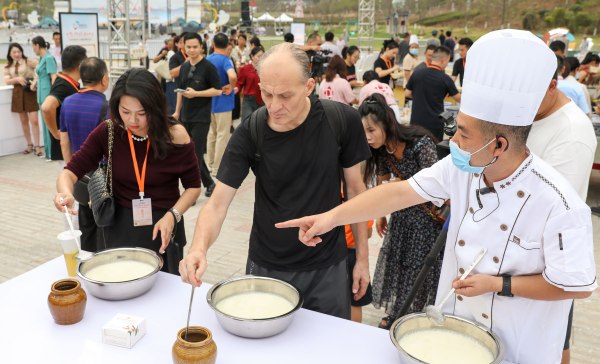 中外游客体验做豆花。龚长浩摄 