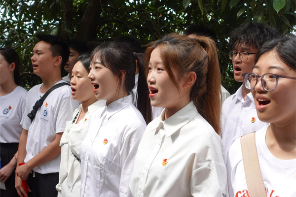 音乐学院学生向烈士献歌。西南大学供图