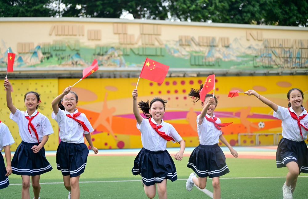 9月25日，南岸區怡豐實驗學校舉行喜迎新中國成立75周年“我與國旗合影 祖國在我心中”慶祝活動。特約攝影 郭旭