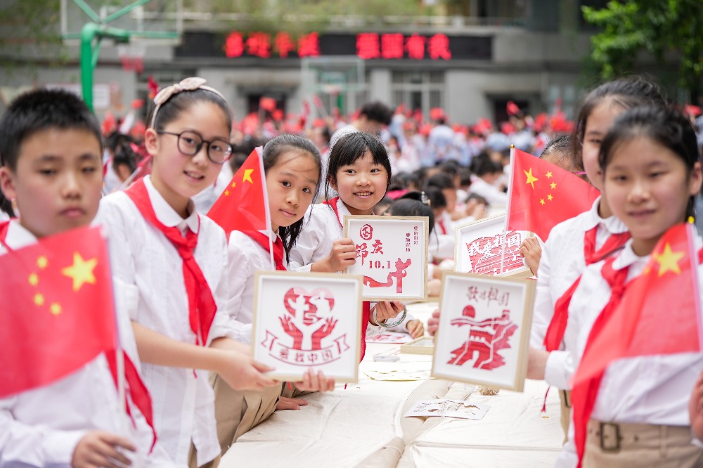 9月29日，万州区电报路小学，师生参与剪纸、绘画、手工等活动，喜气洋洋迎国庆。通讯员 黄建桦 摄