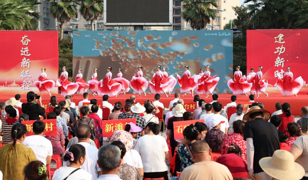 9月27日，长寿区石堰镇举办的“家国颂 石堰情”文艺汇演现场，精彩的歌舞表演表达对祖国最崇高的敬意和最深情的祝福。通讯员 李辉 摄