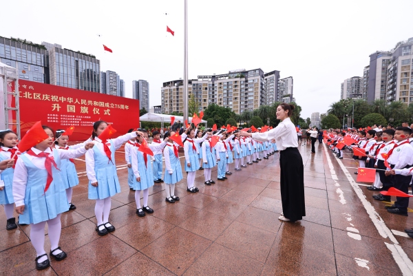 學生們共同以歌聲表達對偉大祖國繁榮昌盛的深切祝願與美好憧憬。江北區委宣傳部供圖