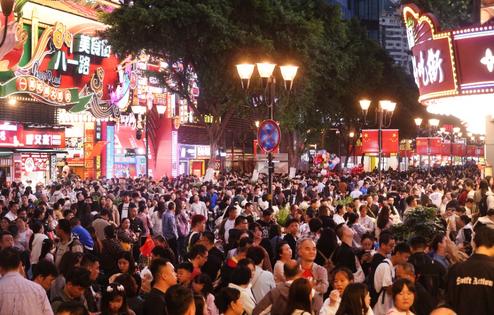 10月2日，渝中區八一路好吃街，人頭攢動，擠滿了品嘗美食的游客和市民。特約攝影 鐘志兵