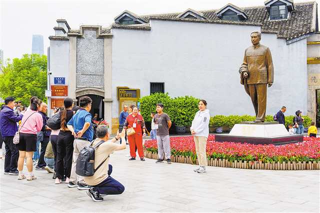 10月3日，渝中區曾家岩50號周公館門前，眾多市民游客與周恩來銅像合影留念。記者 李雨恆 攝/視覺重慶