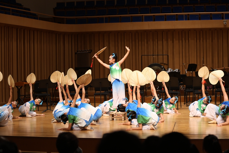  重庆大学城树人教育集团蓓蕾舞蹈团表演舞蹈《童年的夏夜》。重庆大学城树人教育集团供图