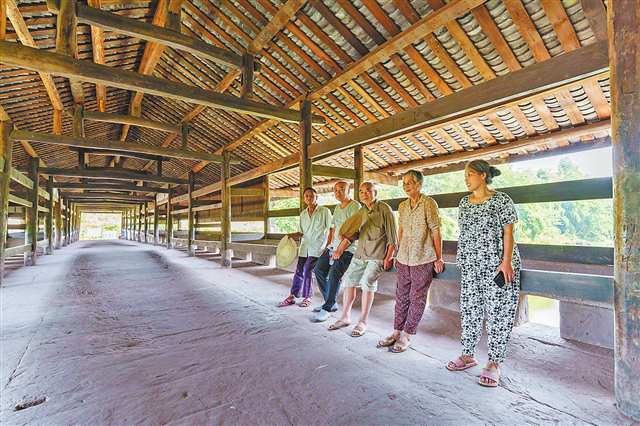 8月21日，居住於橋頭的張勇一家在五星橋上歇涼。（本版圖片由記者李雨恆攝/視覺重慶）