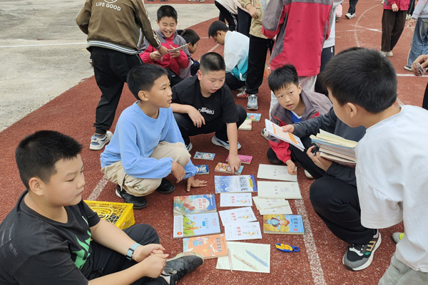 學生在推銷書籍。永興小學供圖