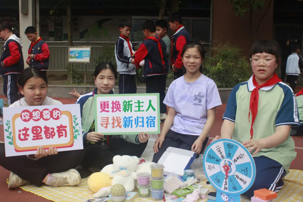 为促销制作的招牌。永兴小学供图