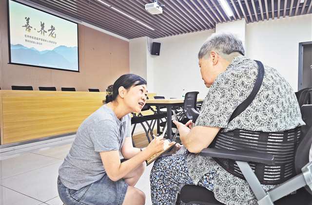 九龍坡區石坪橋街道聯合社工為老人講解意定監護服務細則。（受訪單位供圖）