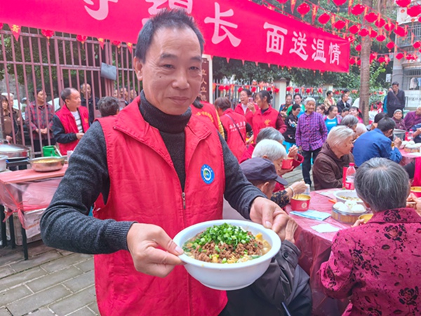 志愿者在重阳节活动现场为居民送上长寿面。桃花桥社区供图