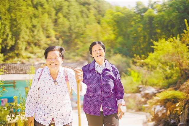 10月9日，巫山县大昌镇民寨村，陈德香（右）与黎远香背上背篓去镇上逛街。记者 李裕锟 摄/视觉重庆