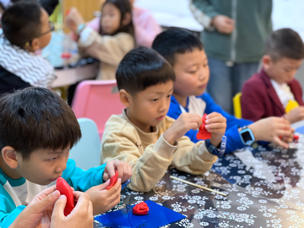 青少年在制作面塑。渝北區青少年活動中心供圖