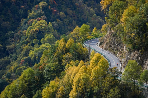 運動員騎行沿途好風景。謝智強攝