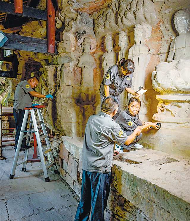 9月14日，工作人员正在修复大足区峰山寺摩崖造像。记者 刘力 摄/视觉重庆