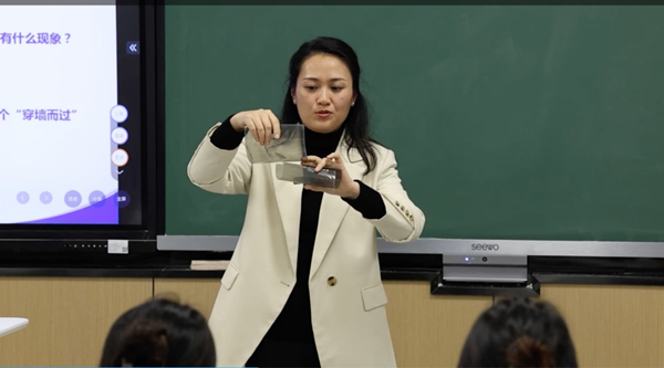 胡南给学生上课。重庆理工大学供图