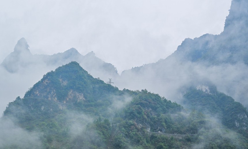 10月初的巫山县下庄村天路，在秋日云雨中美不胜收。记者 张春晓 摄