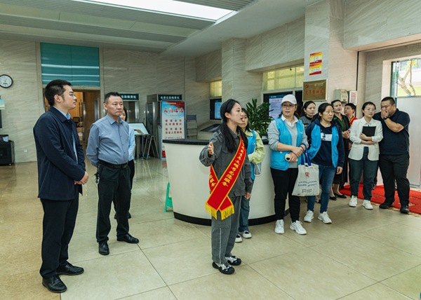 代表們參觀永川供電智慧營業班。國網重慶永川供電公司供圖