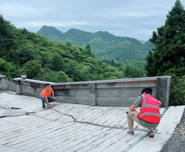 《守护安全》。7月11日，205地质队涪陵区驻守地质工程师王墨、黄俊豪开展涪陵区江北街道雨后核查。韦家项摄