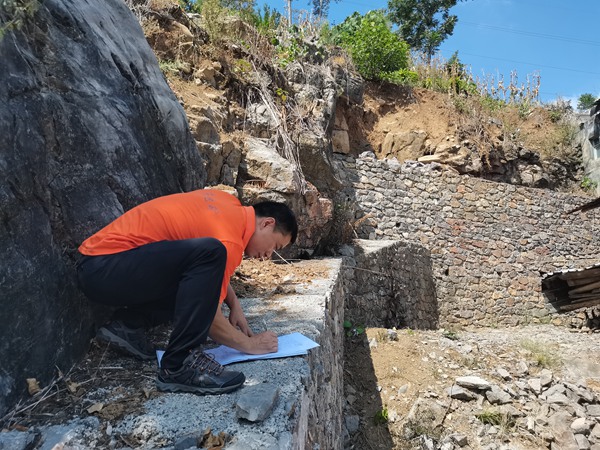 《为百姓安危保驾护航》。9月中旬，高温天气下，川东南地质大队承担的黔江南部片区11万小流域地质灾害精细化调查评价项目正处于野外调查阶段。图为9月17日，项目技术负责人牛光猛在黔江区濯水镇双龙村调查农村房前屋后隐患边坡，并结合地质资料综合判断边坡稳定性。徐腾蛟摄