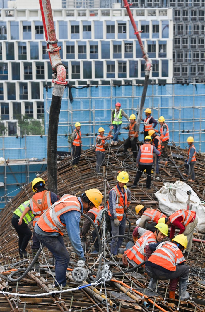 10月18日，重慶設計公園創新基地項目現場，中建七局的工人們正在加緊作業。首席記者 龍帆 攝