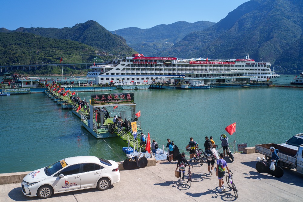 10月18日，巫山縣小三峽旅游碼頭，參賽選手們正在有序上船。記者 李雨恆 攝