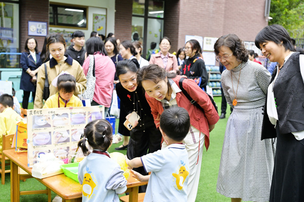 嘉宾参观“流动博物馆”。大渡口幼儿园供图